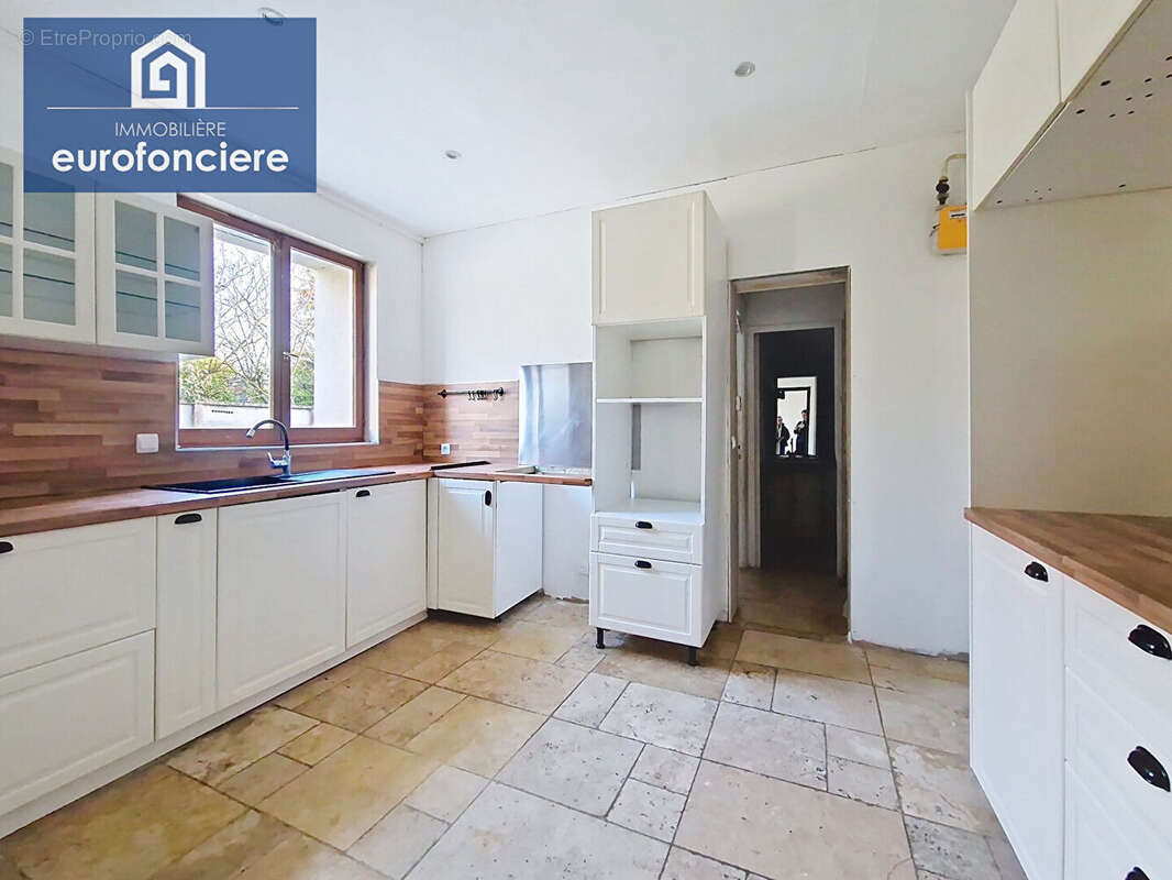 Maison à LA CHAPELLE-SAINT-LUC