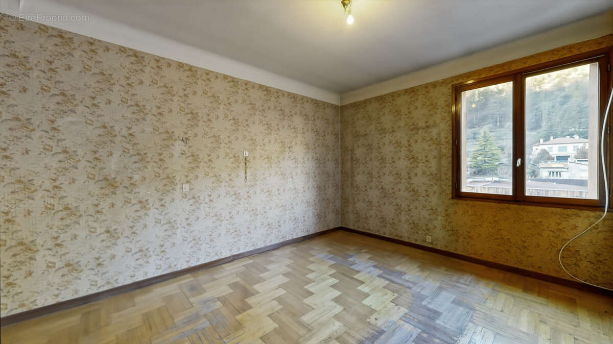 Appartement à PUGET-THENIERS