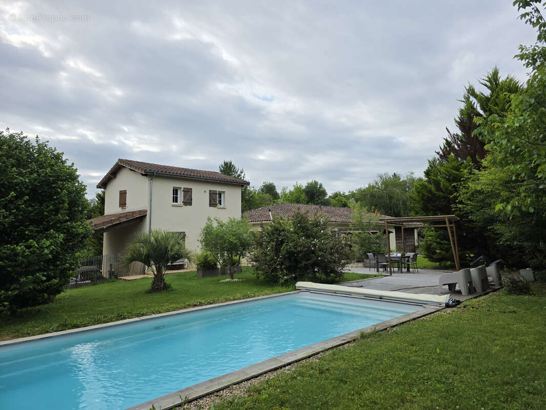 Maison avec piscine et garages à Montréal du Gers - photo 12