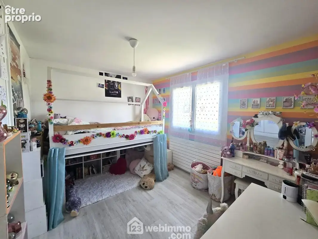 Passons à l'espace nuit, avec le première chambre...