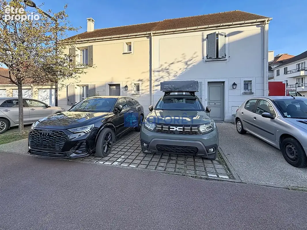 Parking à SAINT-PIERRE-DU-PERRAY