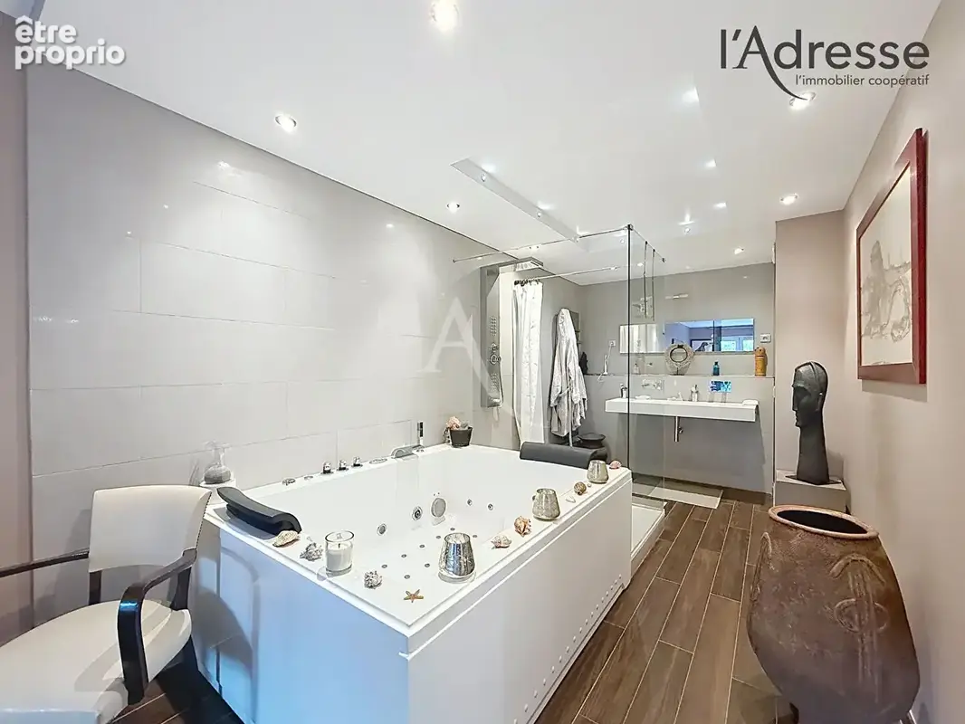Exclusivité - l'adresse de prestige - maison familiale contemporaine de 161m² (200m² au sol) avec jardin et double garage - photo 5