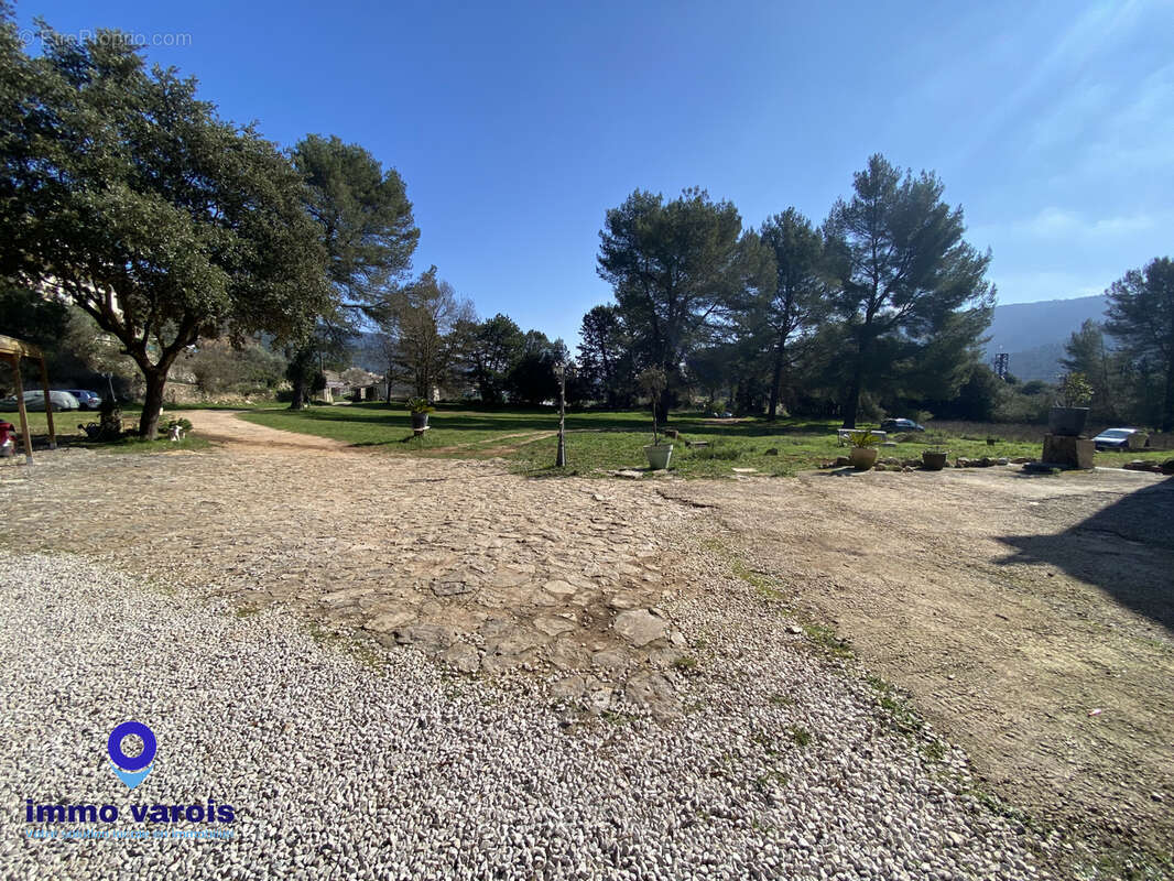 Signes :  En exclusivité : Propriété d'env.390m2 composée de plusieurs appartements sur 7000 m2 de terrain. - photo 23