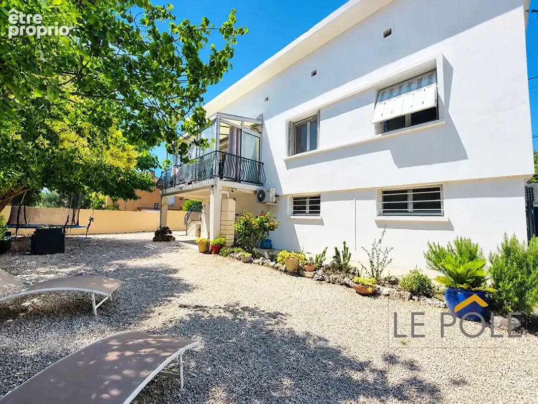 Pierrelatte centre ? de beaux volumes, grand garage et 500 m² de terrain - photo 2