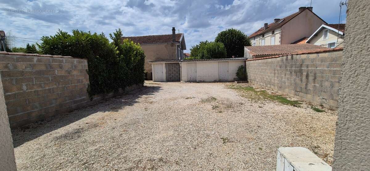 Maison de ville composée de deux appartements, 110 m2, proximité place Victor Hugo, jardin clos, cour avec stationnement - photo 29