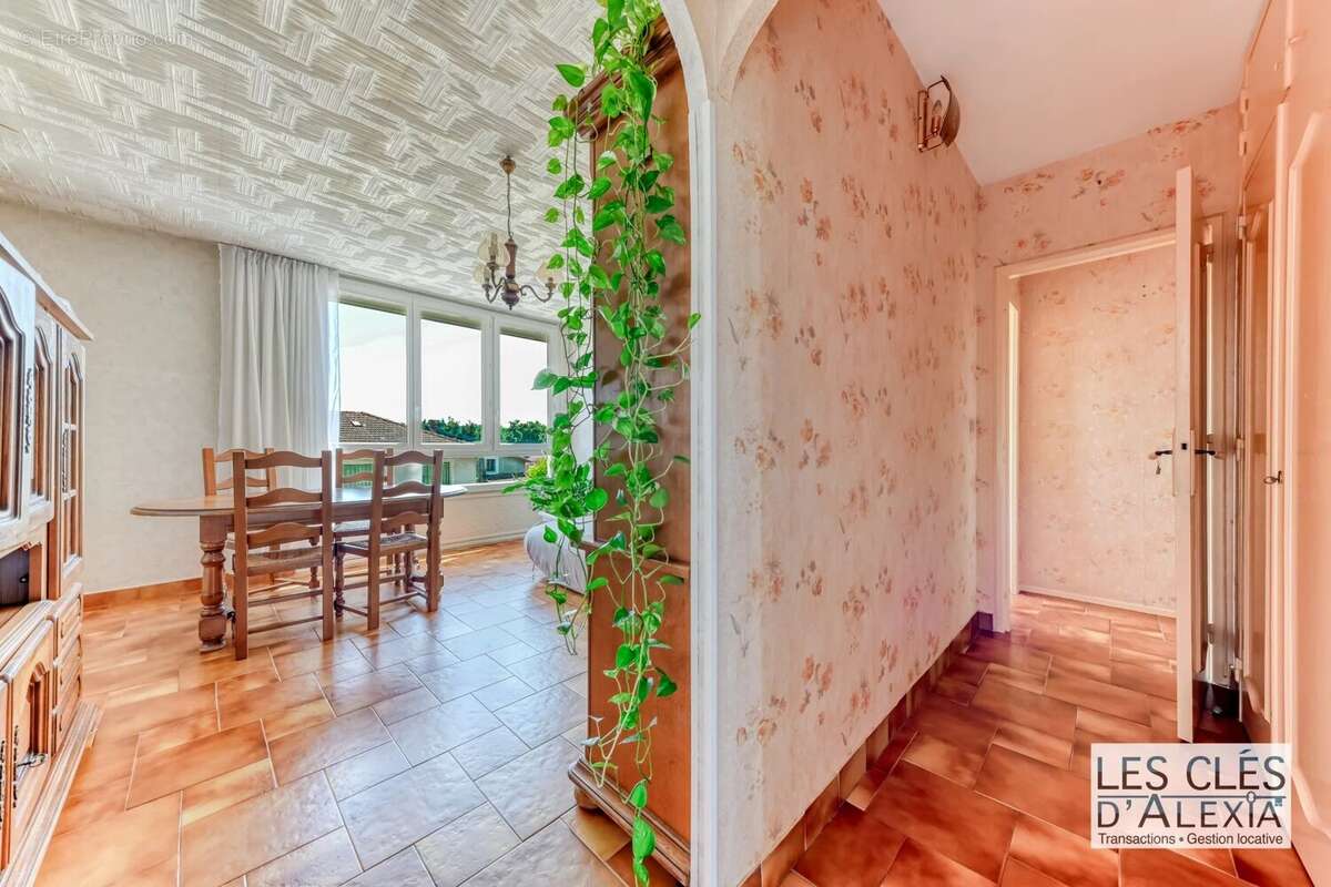 T4 traversant quartier PASTEUR, 75,83 m² / Loggia fermée / Balcon / Parking collectif - photo 4