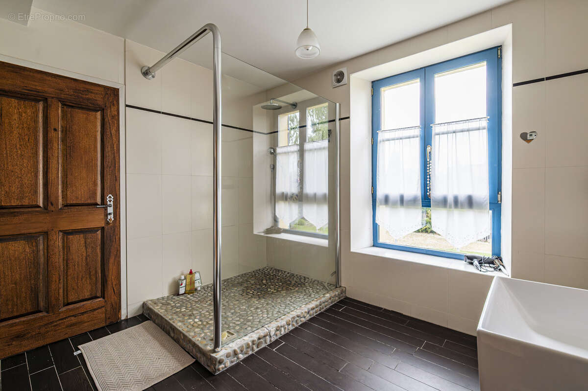 Un Domaine offrant près de 1 400 m2 de bâtis - photo 6