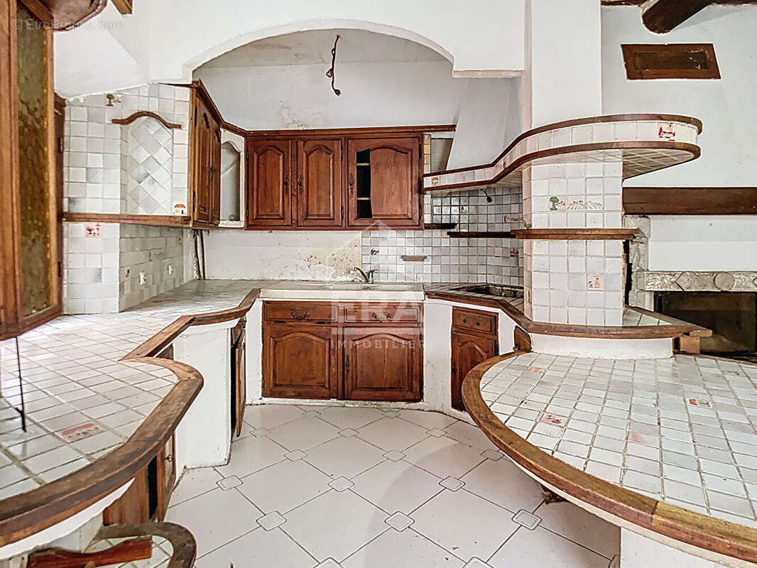 Maison à SAINT-MITRE-LES-REMPARTS