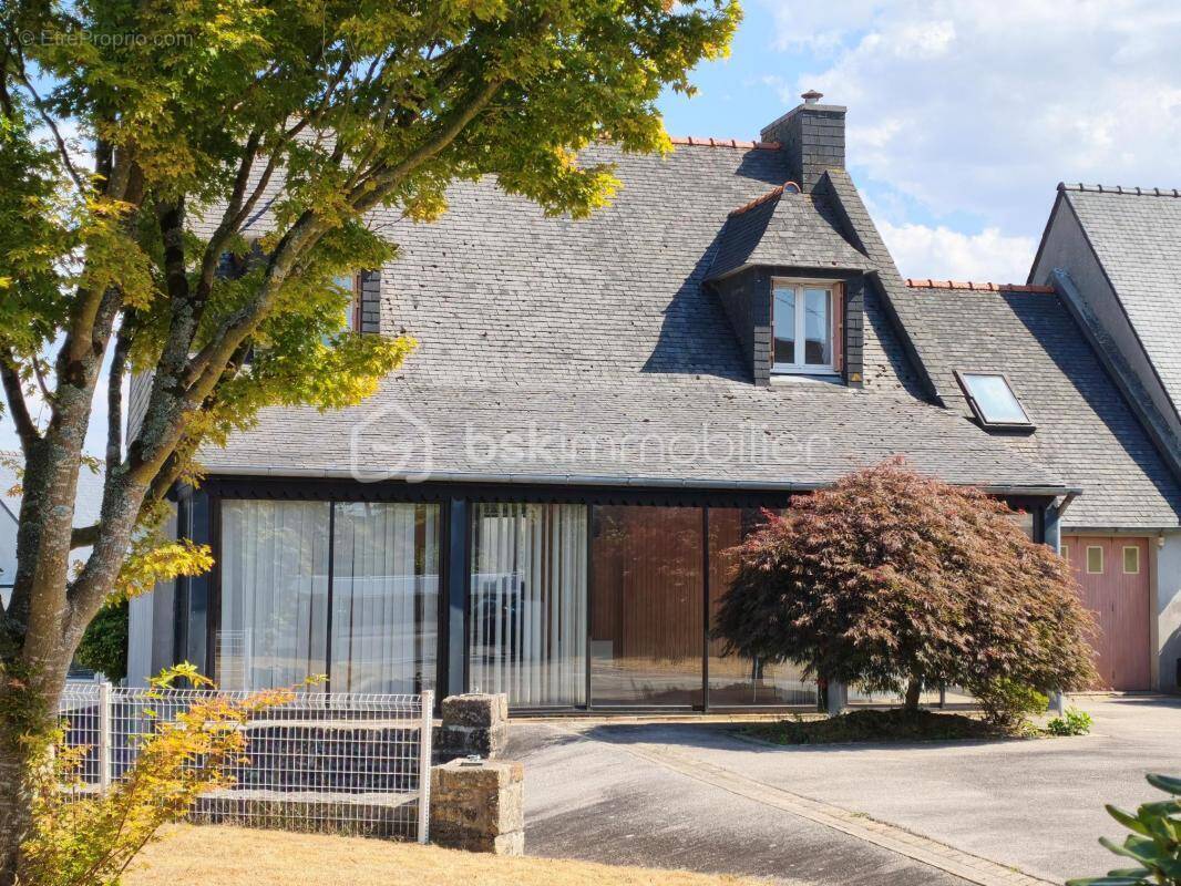 Maison à rénover avec beau potentiel - garage et sous sol complet - photo 1