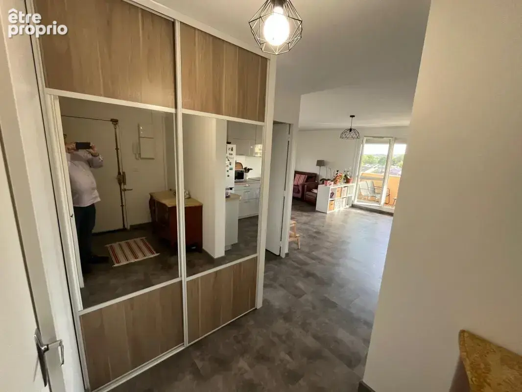 RARE F3 71m² + 2 balcons résidence du BOIS DE VAIRES. Entrée, placards, cuisine équipée ouverte sur séjour double, 1 ou 2 chambr - photo 8