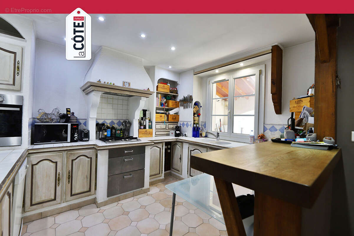 Maison à SAINT-MITRE-LES-REMPARTS