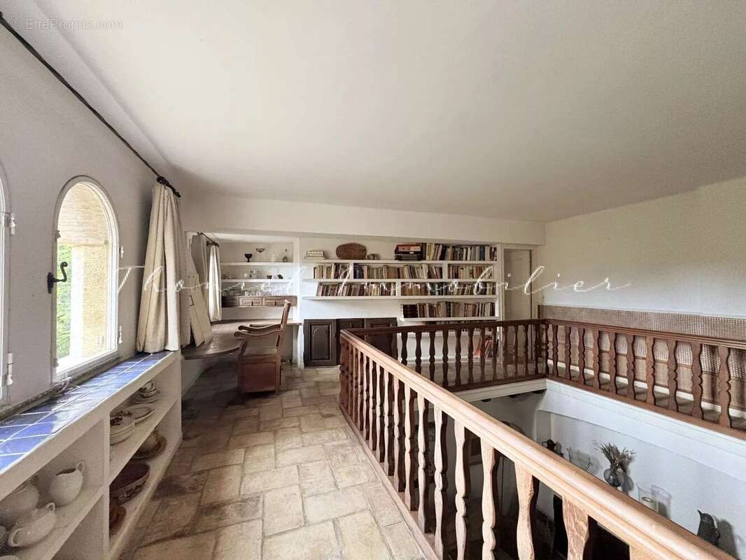 À vendre dans le village de Grimaud : Ensemble de deux maisons de village à rénover, avec terrasse et jardinet - photo 6