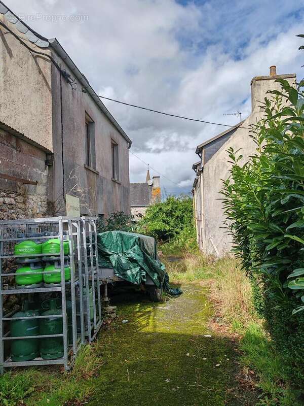 Maison à LE CLOITRE-SAINT-THEGONNEC
