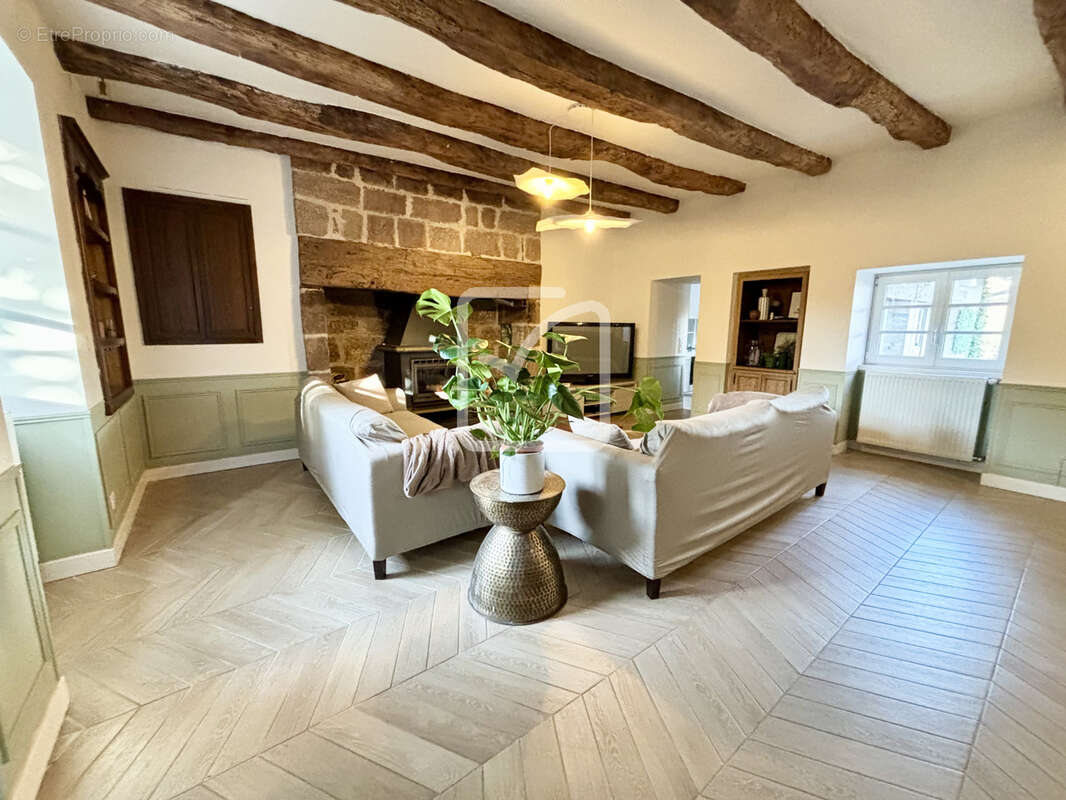 Maison à SAINT-PANTALEON-DE-LARCHE