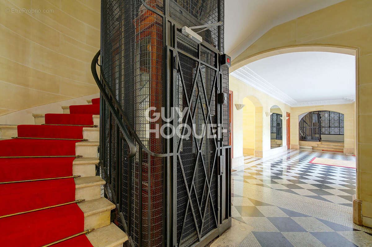 Appartement à PARIS-16E