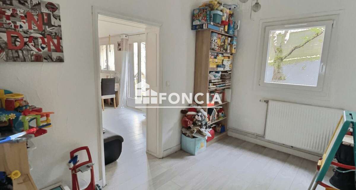 Maison à LE CHAMBON-FEUGEROLLES