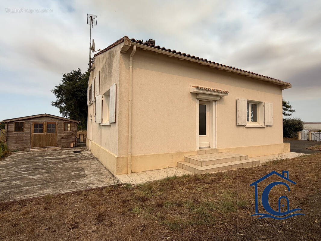 Maison 69 m² à Saint-Just-Luzac  - photo 9