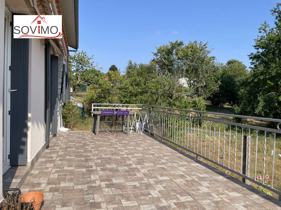 Rare en centre ville, maison familliale avec vue, dépendances et terrain clos de 817 m2. - photo 23
