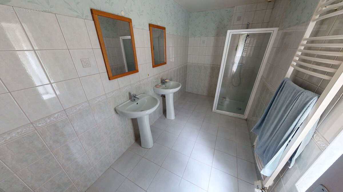 Ensemble immobilier en pierres - maison principale 190 m2 et dépendances - photo 7