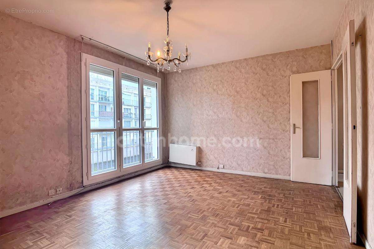 Appartement T3/T4 75 m2, DPE D, métro et marché Ste-Thérèse à 5 minutes - photo 2
