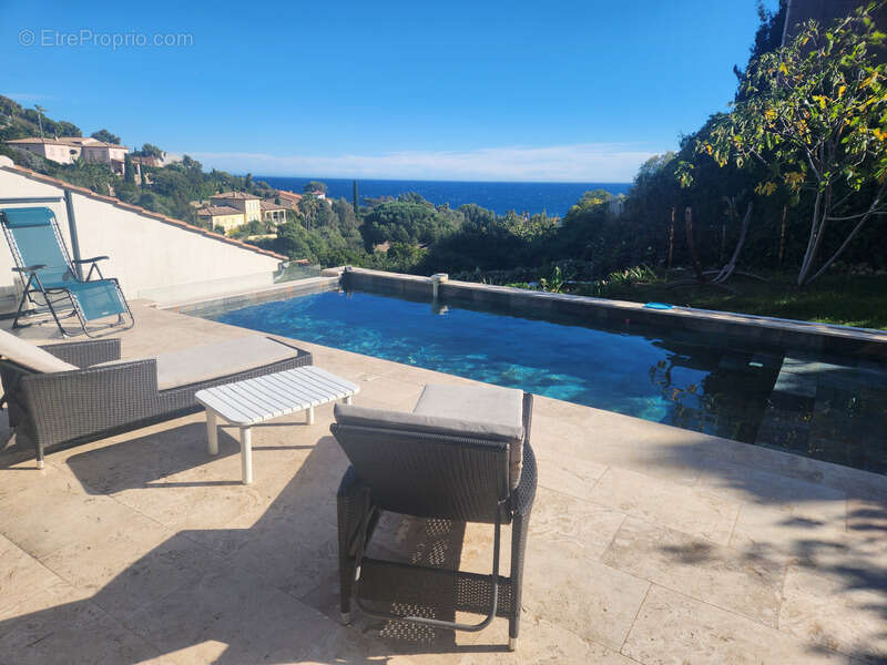 Villa rénovée vue mer à vendre LES ISSAMBRES (83) - photo 3