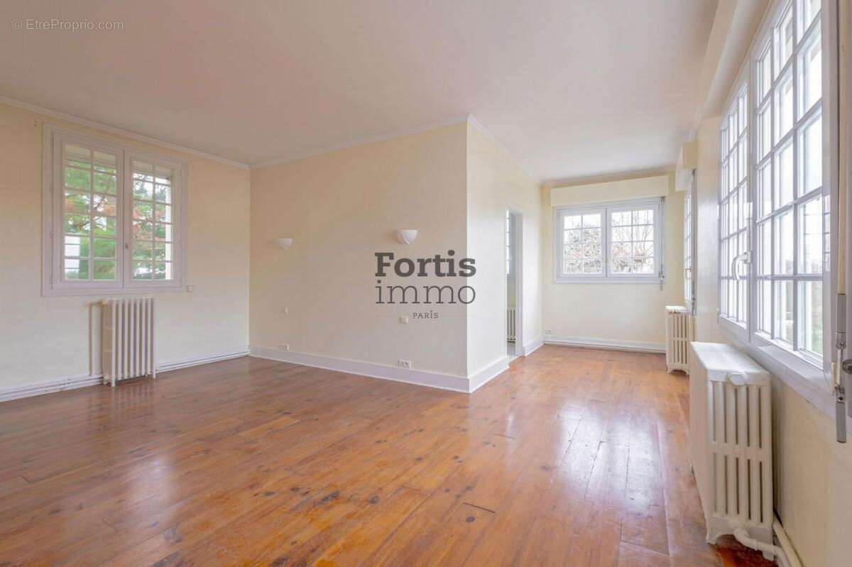 Maison à LE MESNIL-LE-ROI