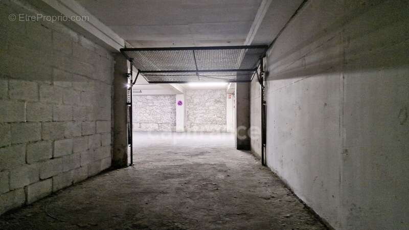 Parking à PARIS-17E