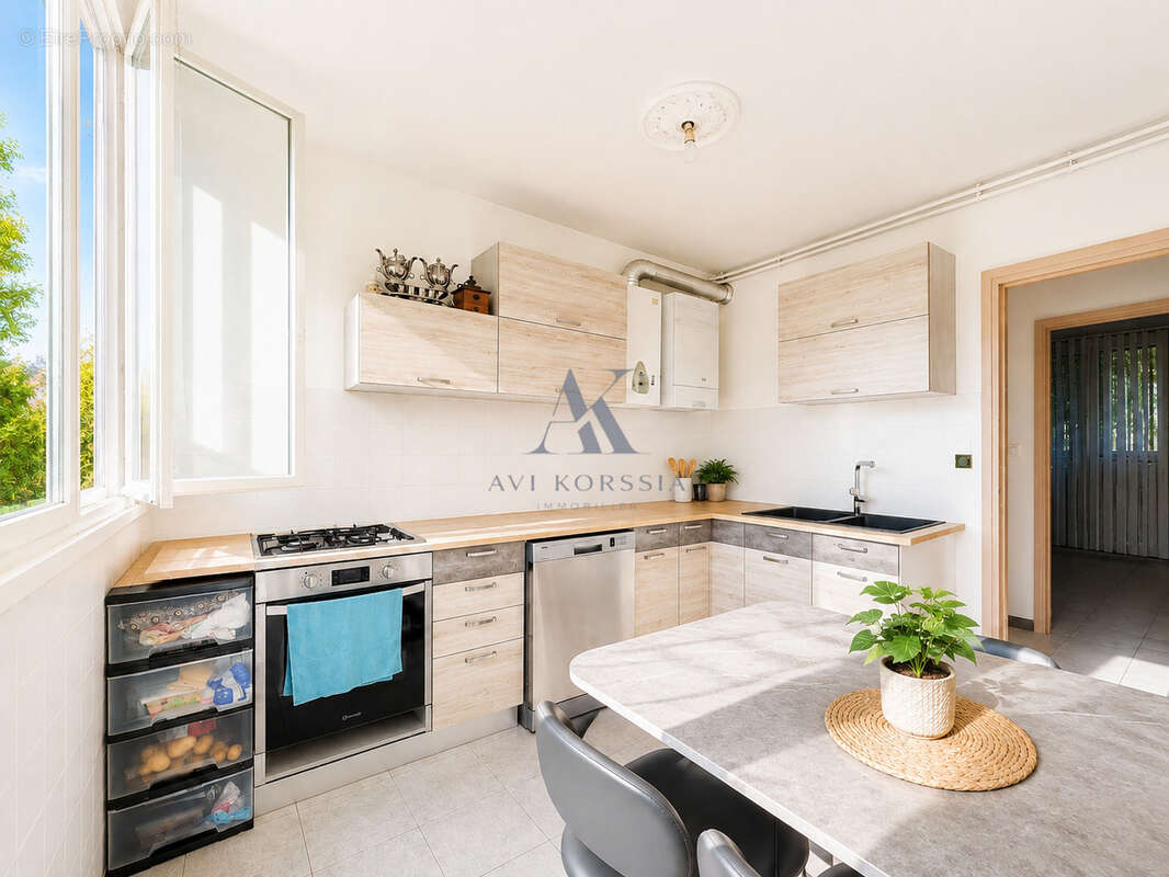 Saint-Priest   Appartement T4 lumineux avec parking et cave - photo 2
