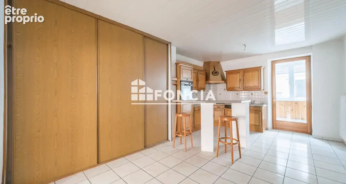 Un appartement d'exception, généreux dans ses volumes, idéalement situé au cœur de la charmante ville de Thann — véritable invit - photo 2