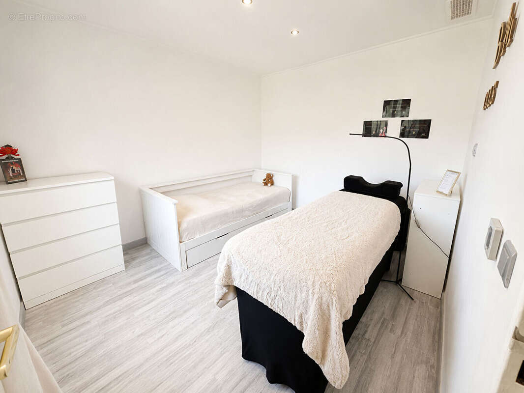 A vendre - contes la vernea - villa de 132 m² 5 pieces - terrain 500 m² - garage - parking - photo 7