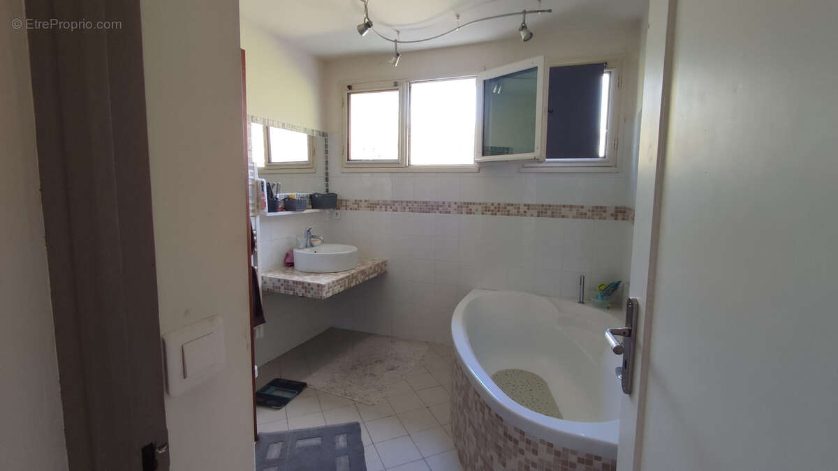 Maison à MONTAIGU-DE-QUERCY