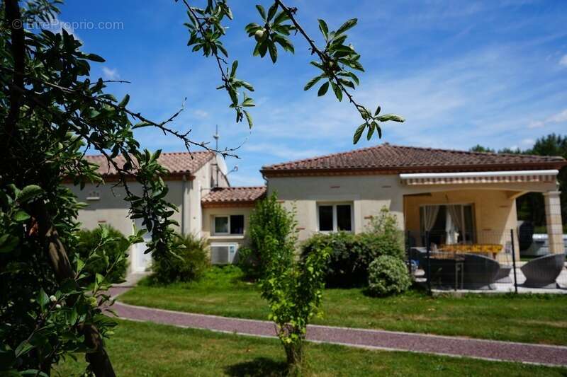 villa plain-pied 205 m², 5 chambres , espace indépendant , 1h de Bordeaux, 3h de Paris - photo 2