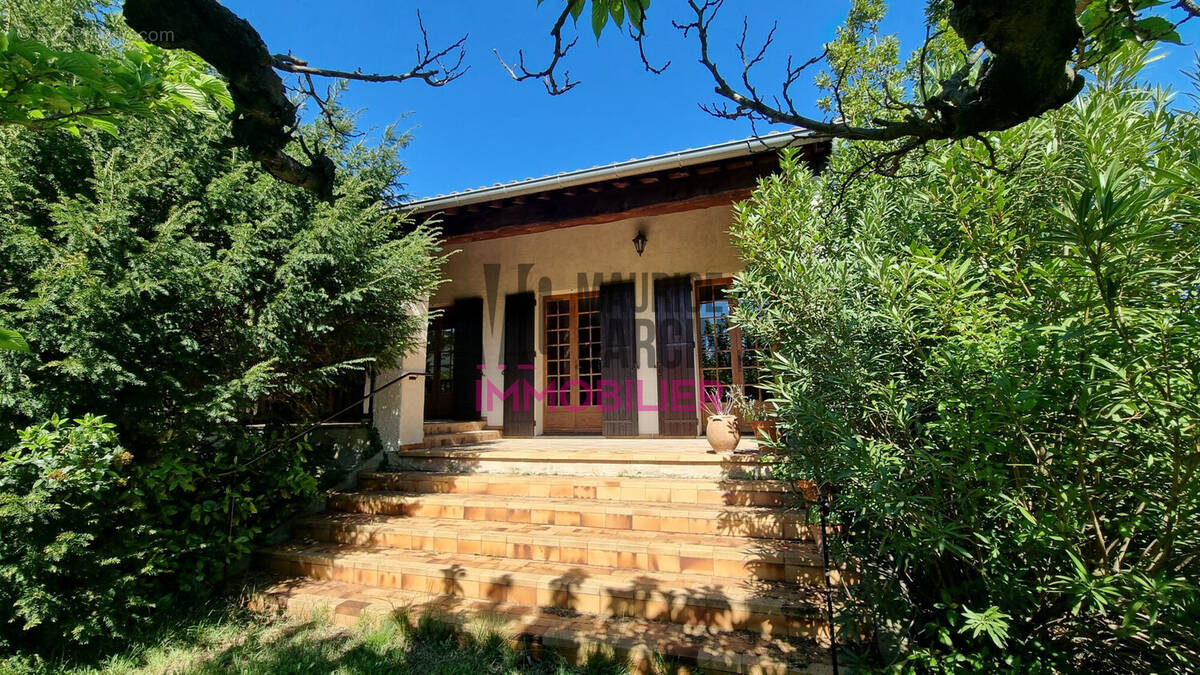 Maison à ENTRAIGUES-SUR-LA-SORGUE