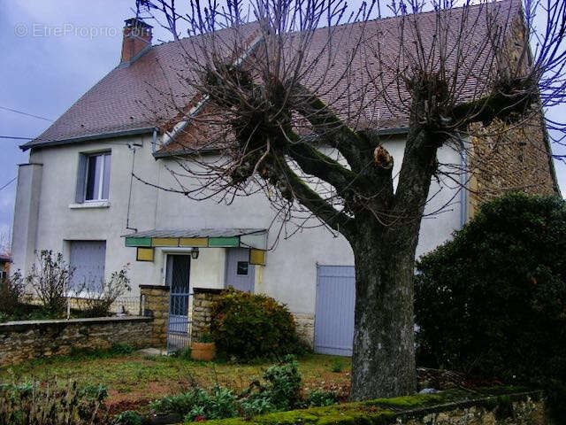Maison à SAINT-CHRISTOPHE-EN-BRIONNAIS