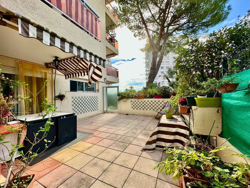 Dpt Alpes Maritimes (06), à vendre ANTIBES Appartement T3 65 m² – Rez-de-jardin, terrasse 40 m² et piscine - photo 2