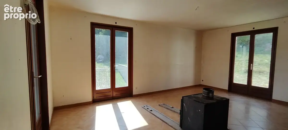 Une maison familiale au calme, avec vue et beau potentiel - photo 3