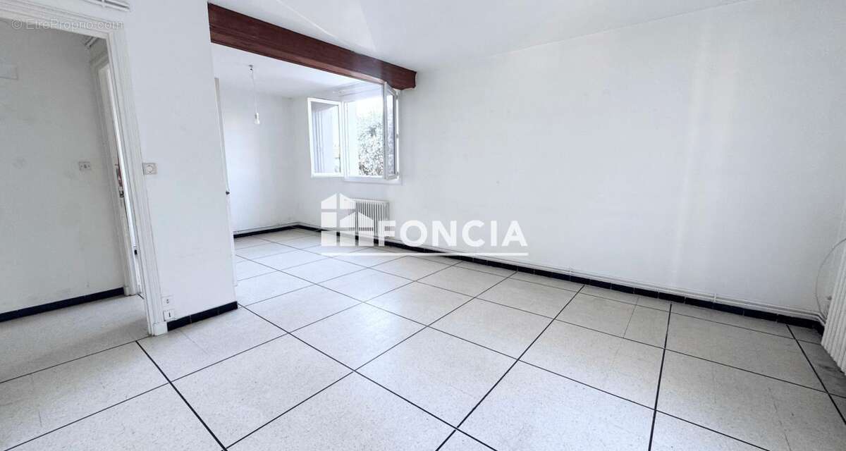 Beaux volumes et fort potentiel pour ce 79 m² avec double séjour, garage, parking et cave - photo 2