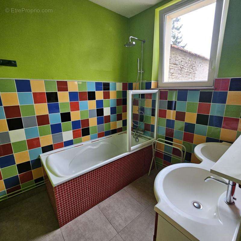 Maison à CHAMPAGNE-LES-MARAIS