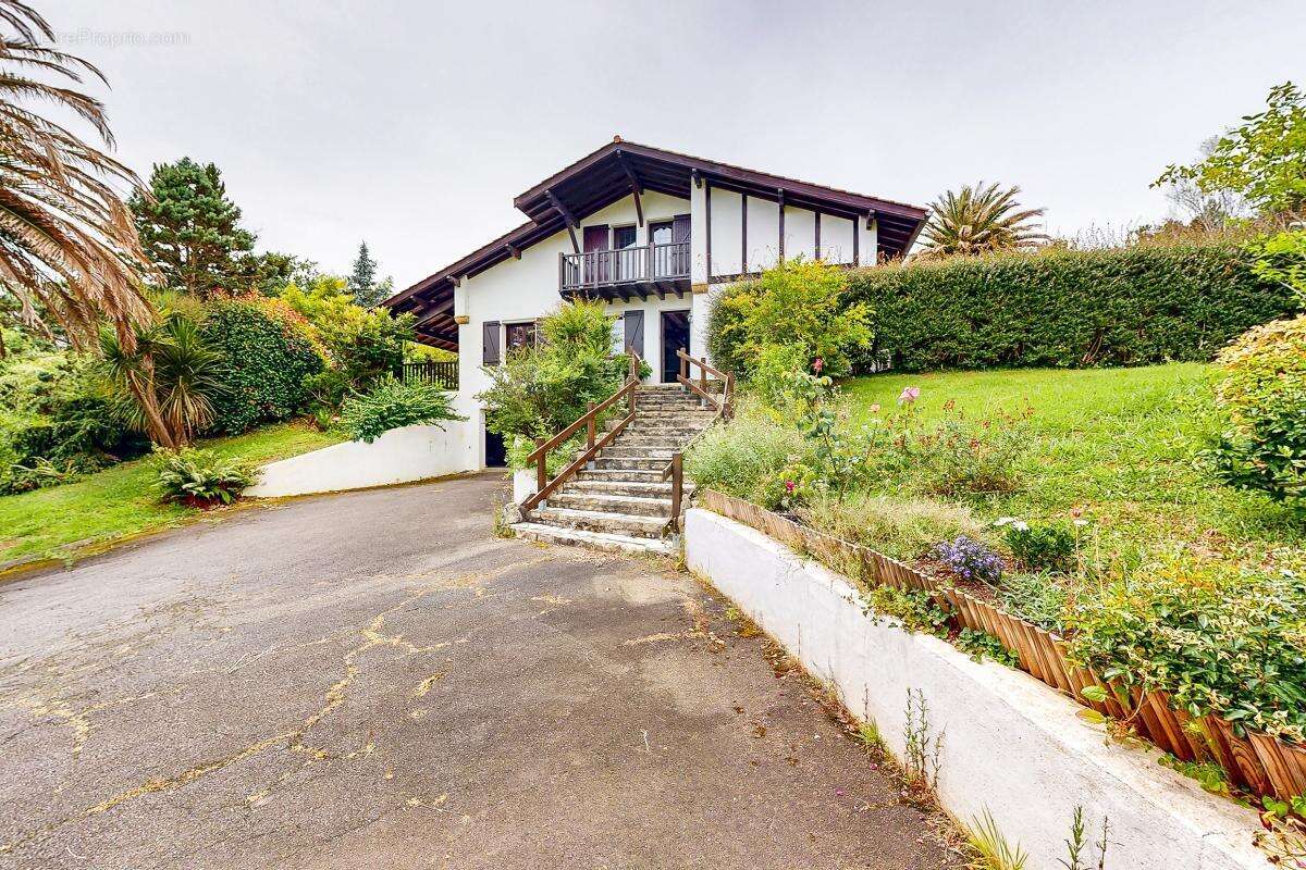 Maison T5 231 m² avec jardin et garage - photo 3