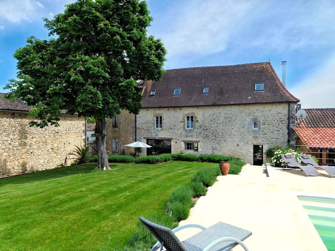 Elégant manoir avec dépendances, appartement d'amis et projet de rénovation - photo 12