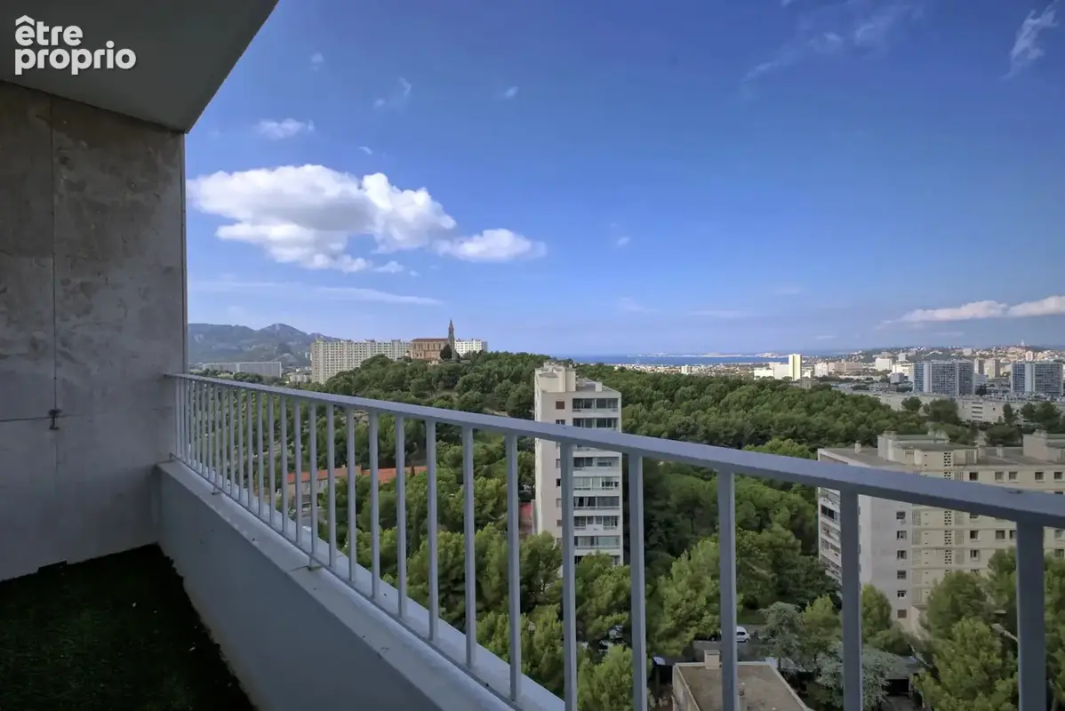La Rouvière. Appartement T4/T5 de 86 m² en étage élevé avec triple exposition, vue mer et collines. - photo 11