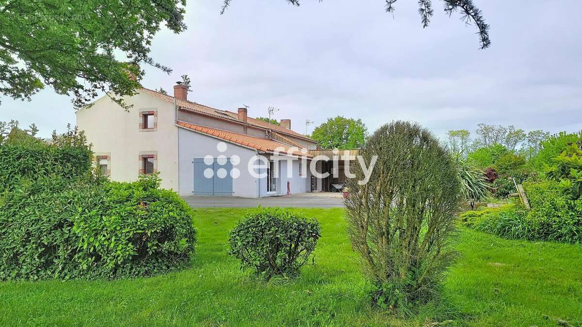 Maison 170 m² à La Genetouze  - photo 6