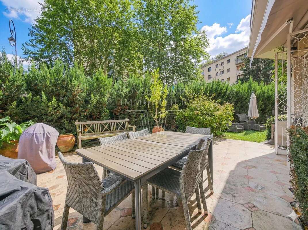 Appartement à NEUILLY-SUR-SEINE