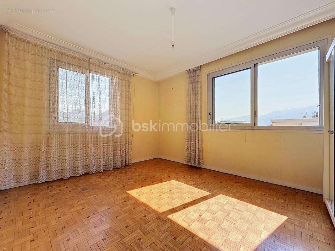 Appartement T5 (en T4) au DERNIER ÉTAGE avec balcon + cave - photo 5