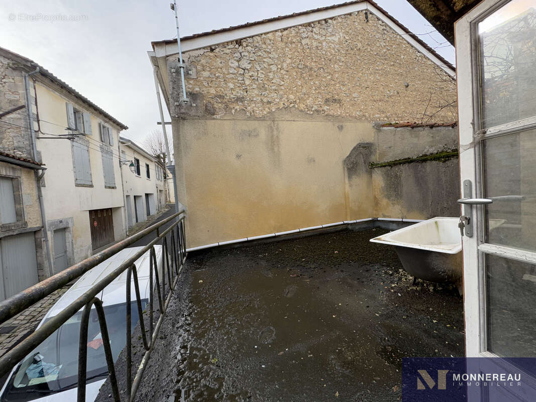 Appartement à BARBEZIEUX-SAINT-HILAIRE