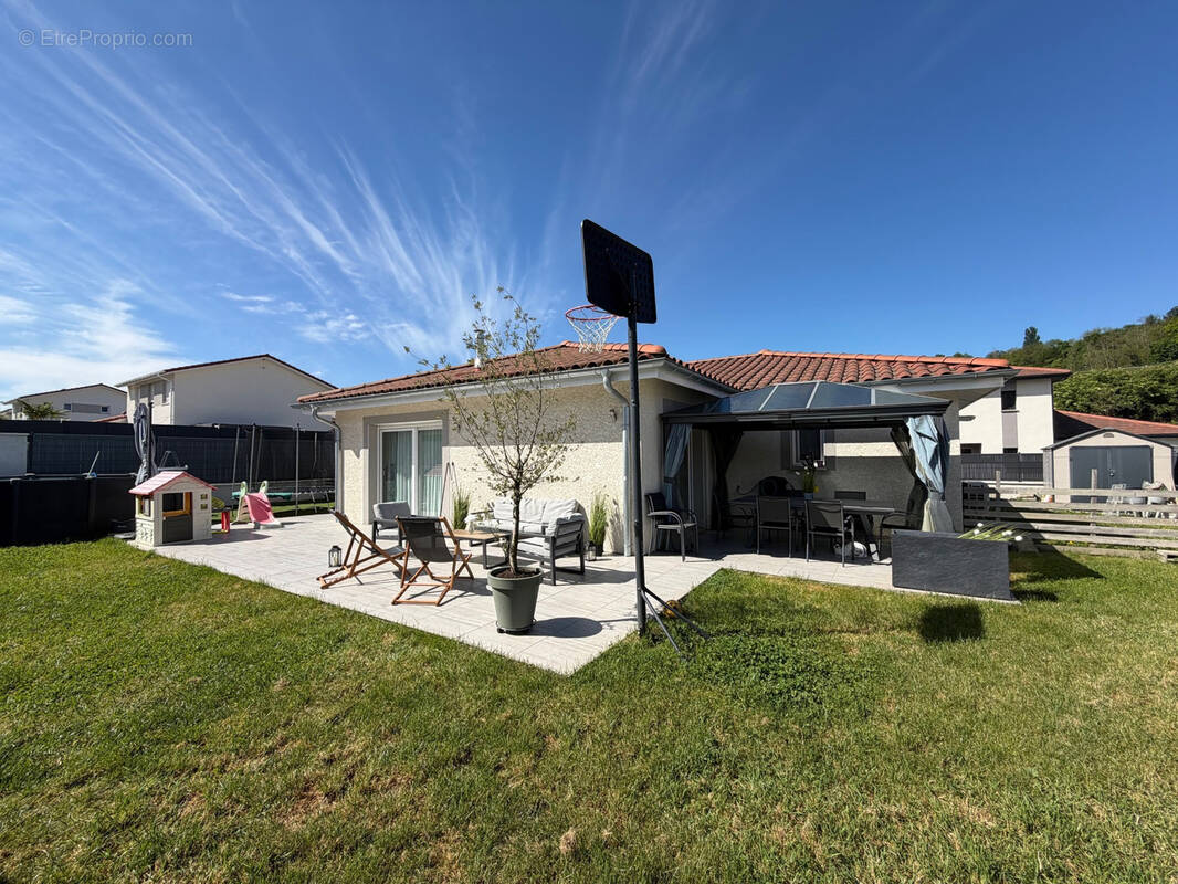 Maison à NIVOLAS-VERMELLE