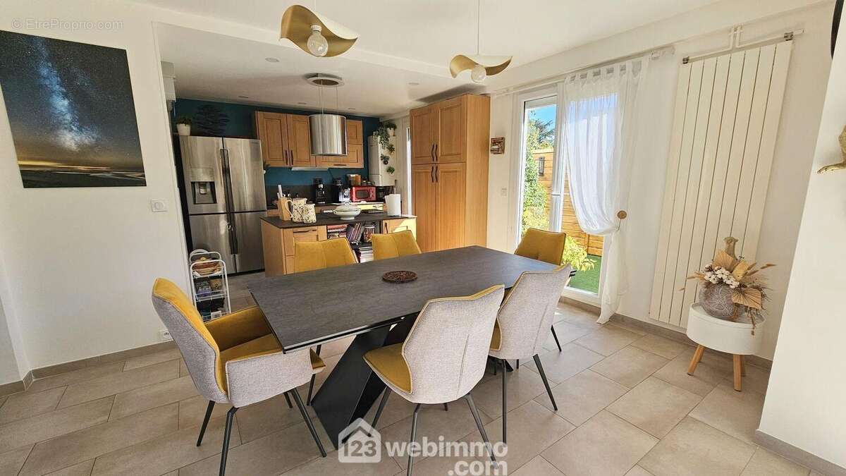 Une autre vue de la salle à manger avec un accès direct sur la cuisine ouvert.