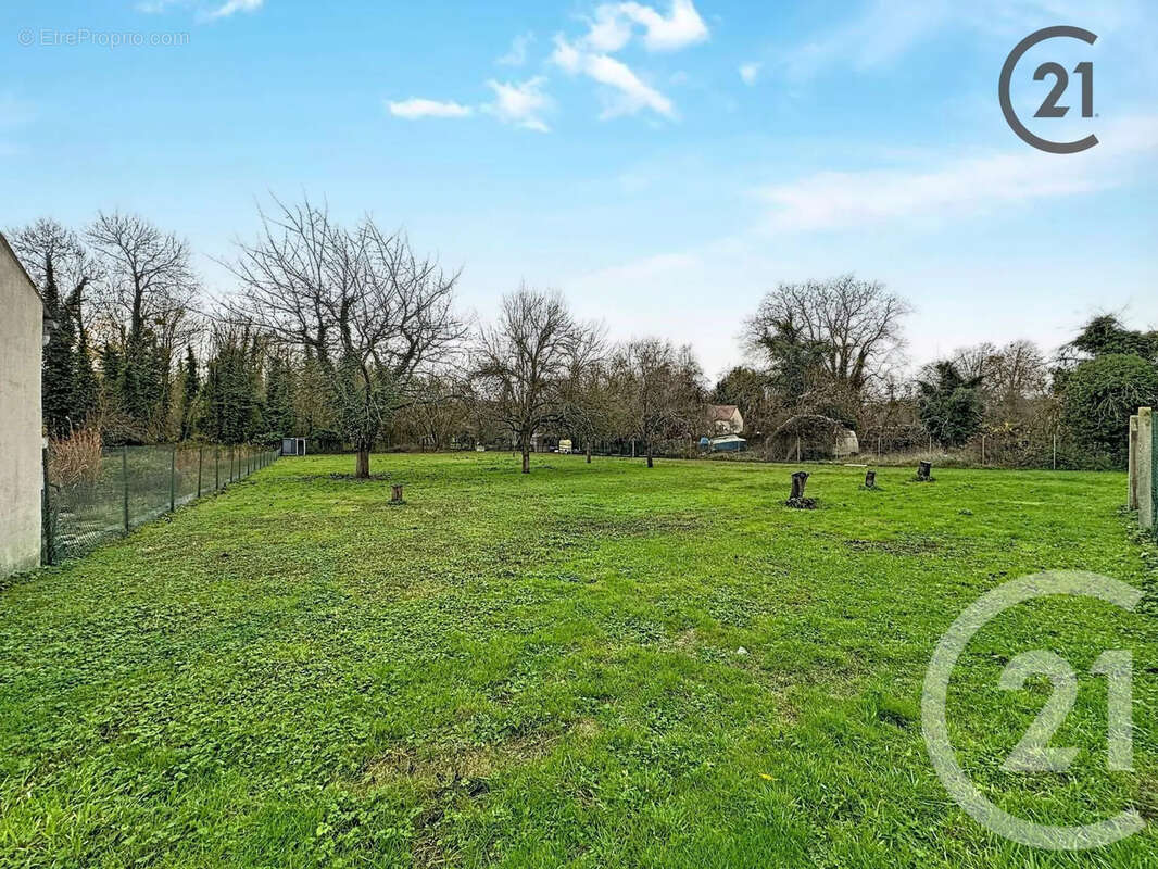 Terrain à BAZOCHES-SUR-VESLES