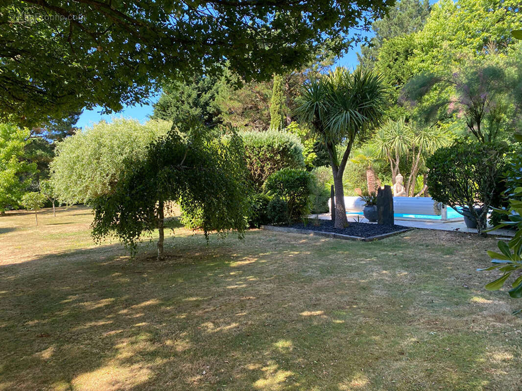 Villa de 180 m² sur une parcelle de 2400 m² avec piscine chauffée et accès direct sur le golf. - photo 4