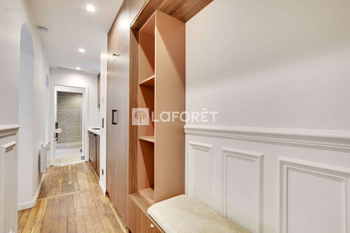 Superbe 2 pièces de 42 m² entièrement rénové, au pied du métro Vaugirard, immeuble ancien ! - photo 9